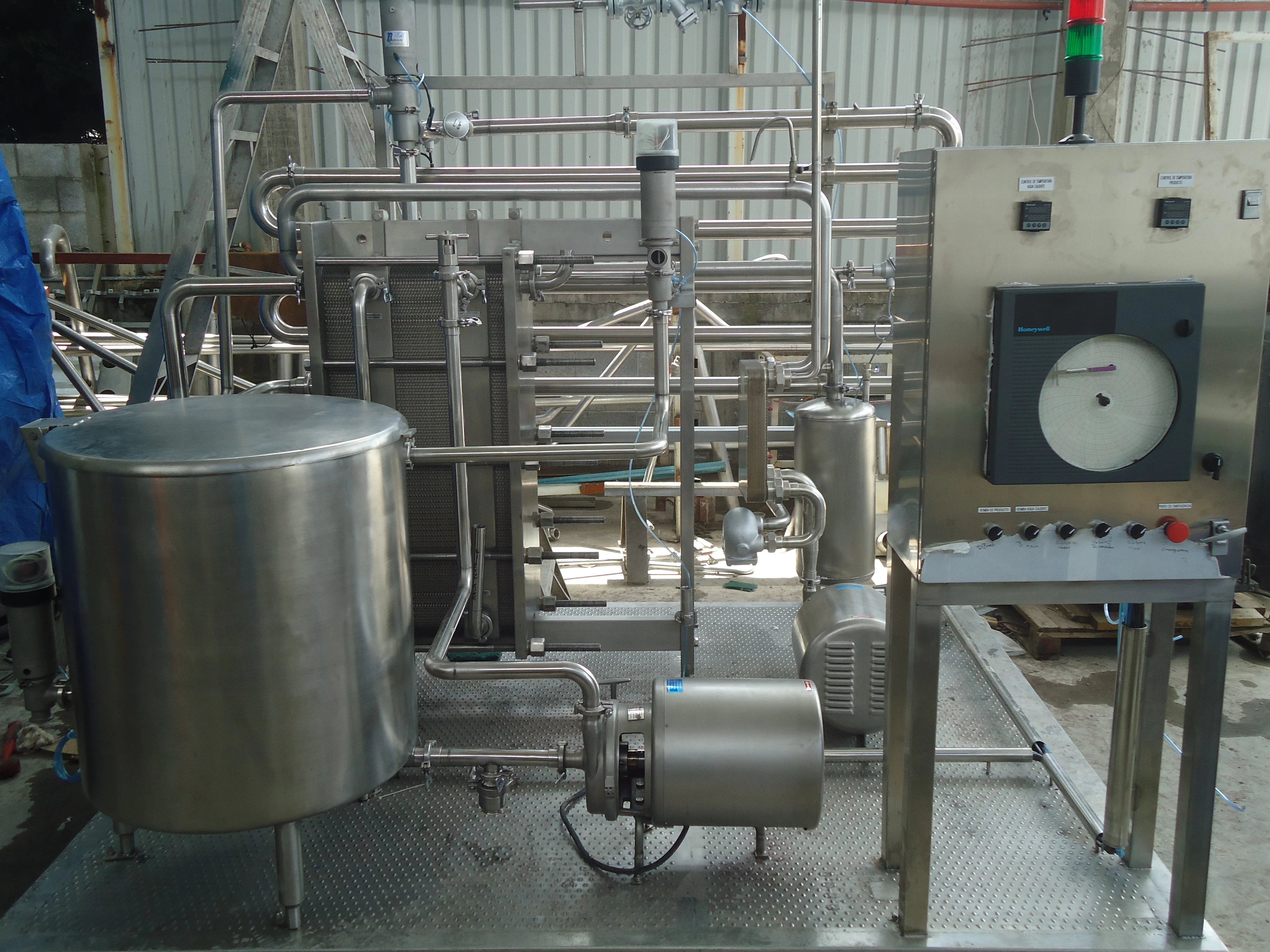 Pasteurizadores HTST Continuos  por medio de intercambiador  de placas   Totalmente  automaticos