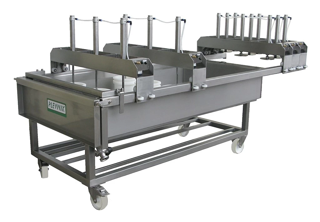 Pre-prensa para  quesos  de pasta semidura  y dura  modelo   PRP-R marca   Plevnik