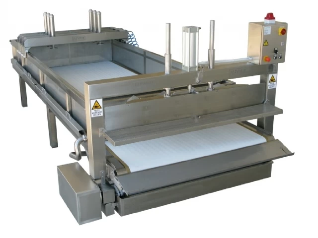 Pre-prensa para  quesos  de pasta semidura  y dura  modelo   PRP-R marca   Plevnik