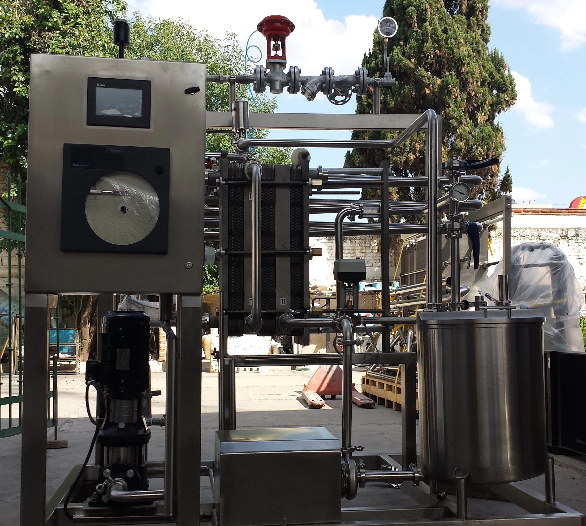 Pasteurizadores HTST Continuos  por medio de intercambiador  de placas   Totalmente  automaticos